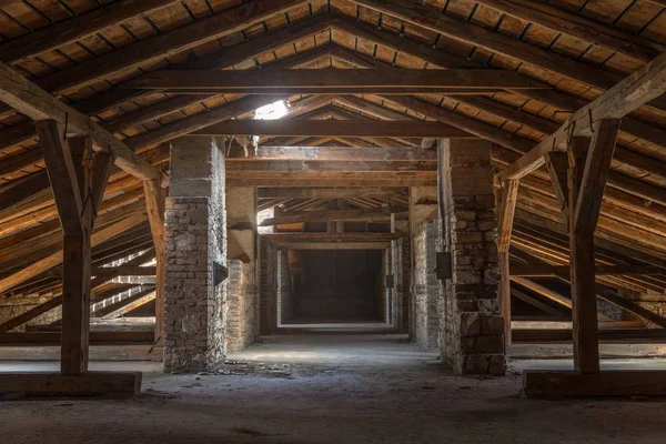 Interno mansardato raccapricciante a edificio abbandonato — Foto Stock