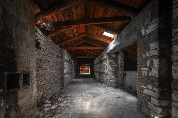 Wnętrza na poddaszu creepy w opuszczonym budynku — Zdjęcie stockowe