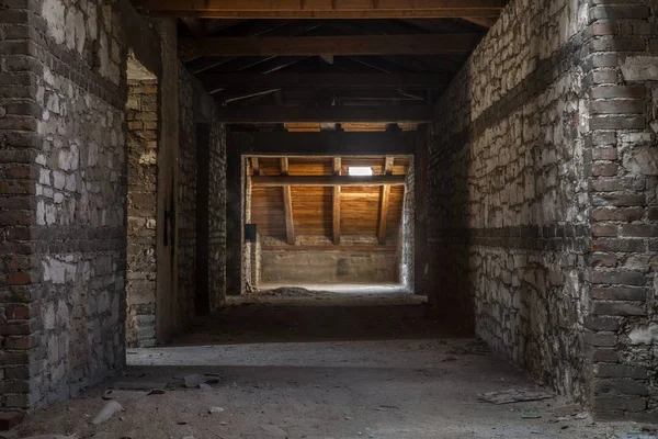 Terk edilmiş binada ürpertici tavan iç — Stok fotoğraf