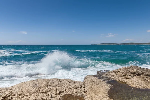 Rotsachtige kust van de Adriatische zee na storm — Stockfoto