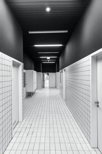 Μαύρο και άσπρο άδειο διάδρομο — Φωτογραφία Αρχείου