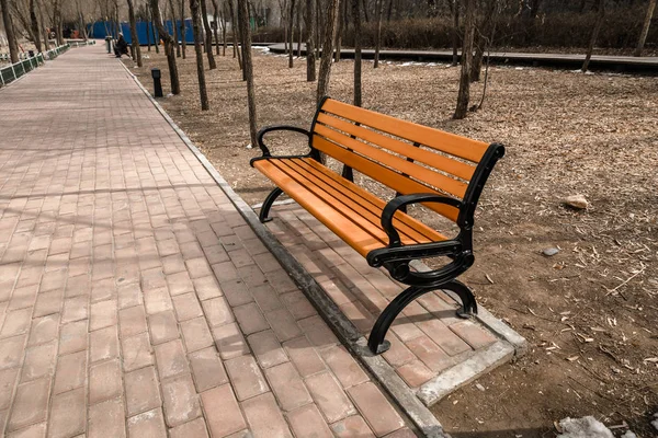 Banco vermelho no parque ao ar livre — Fotografia de Stock