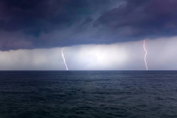 海の写真の上の大嵐 — ストック写真