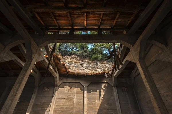 Dach eines verlassenen Gebäudes beschädigt — Stockfoto