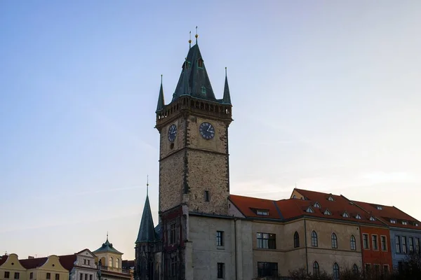 Церковь на закате на главной площади — стоковое фото