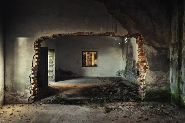 Interno dell'edificio danneggiato con grande foro — Foto Stock