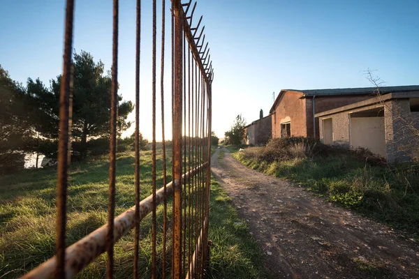 Casas abandonadas com grande portão aberto — Fotografia de Stock