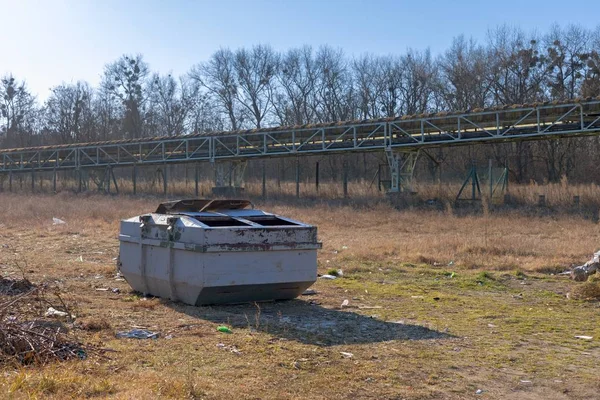 Великий контейнер для сміття на землі — стокове фото