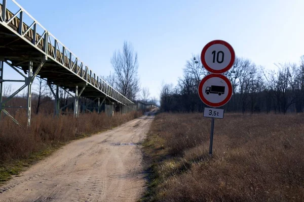 この先長い未舗装の道路 — ストック写真