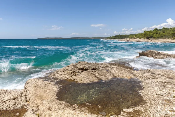 Rotsachtige kust van de Adriatische zee na storm — Stockfoto