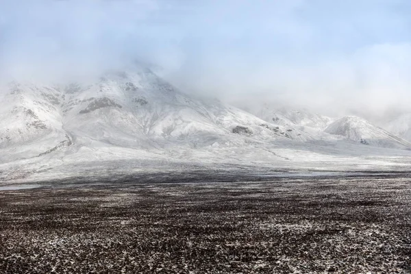 Grandes montagnes couvertes de neige et de brouillard — Photo