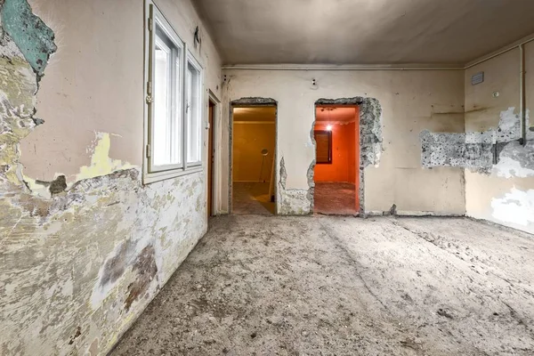 Eski bir binada büyük zarar görmüş Oda fotoğrafı — Stok fotoğraf