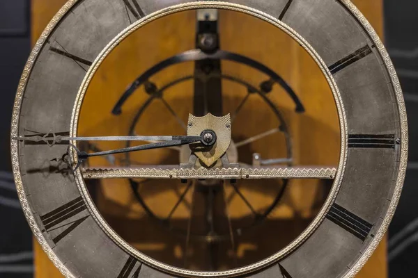 Oude klok close-up gemaakt van staal — Stockfoto