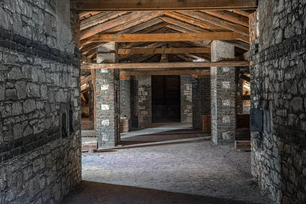 Espeluznante ático interior en el edificio abandonado —  Fotos de Stock