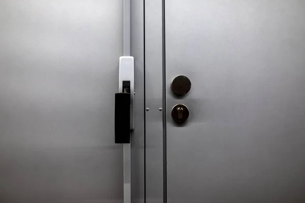 Закрытая стальная дверь какого-то шкафчика — стоковое фото