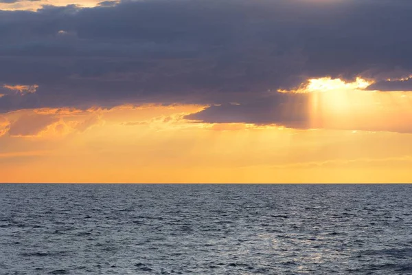 Prachtige zonsondergang aan zee — Stockfoto