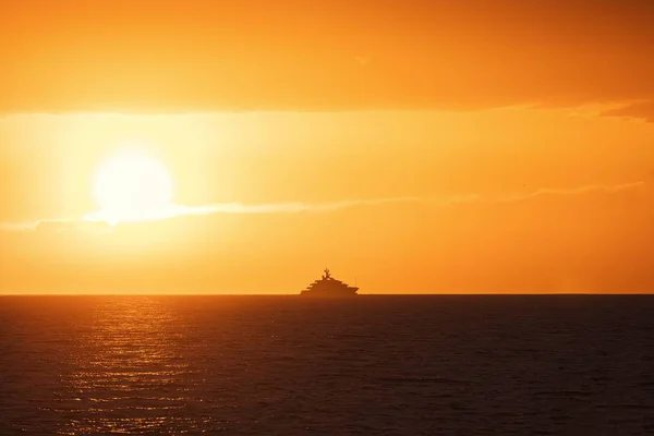 Beautiful sunset at the sea with luxury yacht — Stock Photo, Image