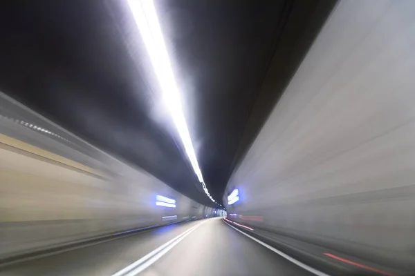 Konstgjorda vägtunnel som abstrakt suddig bakgrund — Stockfoto