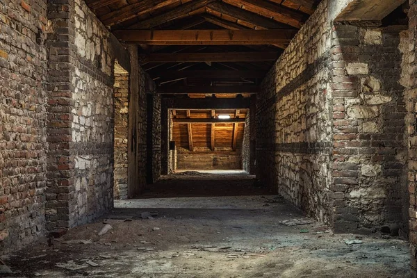 Interior de sótão assustador em prédio abandonado — Fotografia de Stock