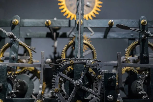 Stary zegar zbliżenie ze stali — Zdjęcie stockowe