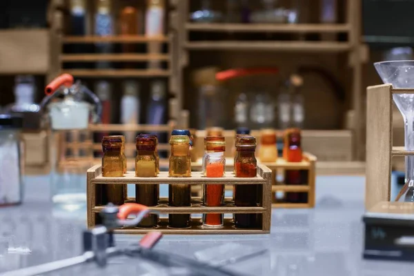 Stará věda workbench s chemickými složkami — Stock fotografie