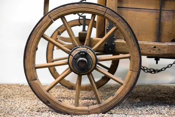 Старое колесо на земле — стоковое фото