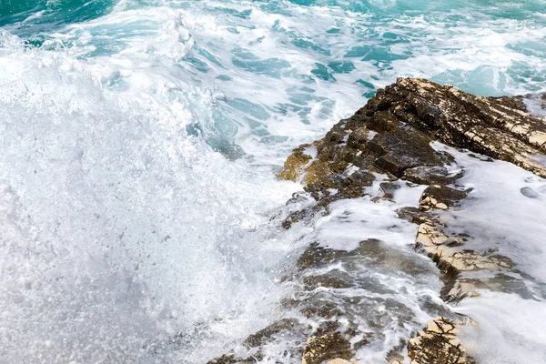 Rotsachtige kust van de Adriatische zee na storm — Stockfoto