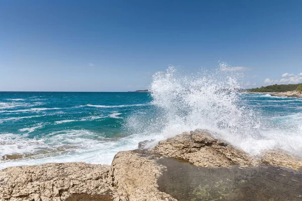 Costa rochosa do mar Adriático após tempestade — Fotografia de Stock