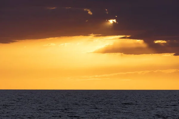 Prachtige zonsondergang aan zee — Stockfoto