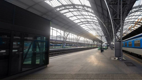 Büyük istasyon içinde otopark tren ile — Stok fotoğraf