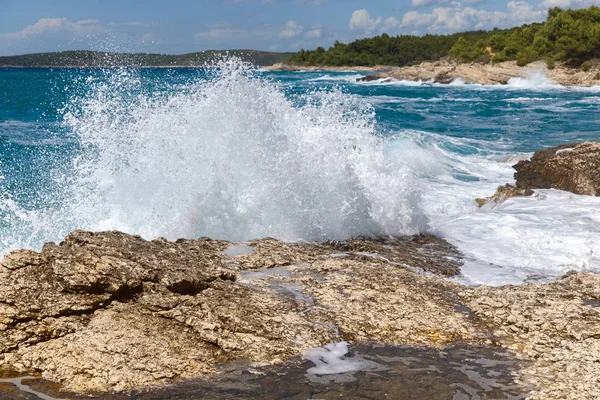 Βραχώδη ακτή της Αδριατικής θάλασσας μετά από καταιγίδα — Φωτογραφία Αρχείου