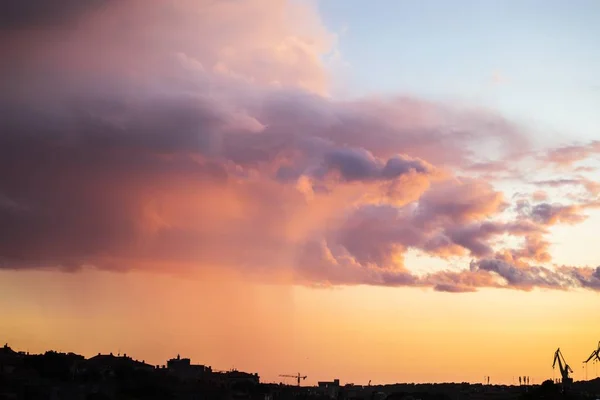 Gewitterwolken sammeln sich am Himmel — Stockfoto