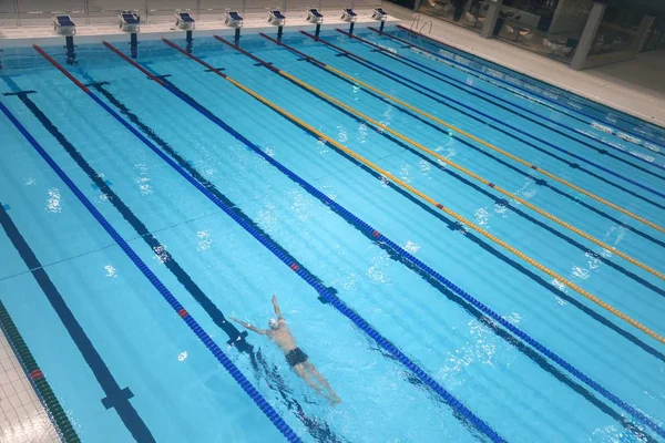 Piscine sportive à l'intérieur du bâtiment — Photo