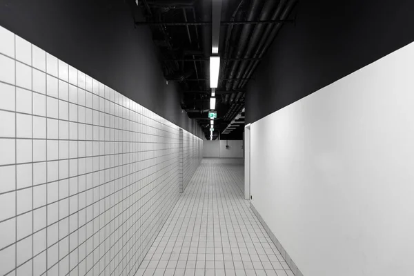 Corridoio vuoto bianco e nero — Foto Stock