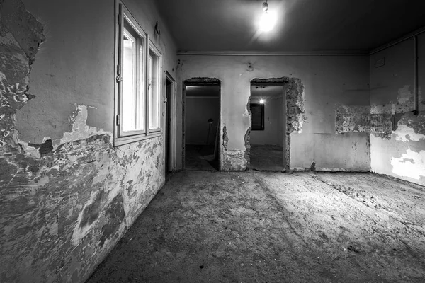 Foto de habitación grande dañada en el edificio viejo —  Fotos de Stock