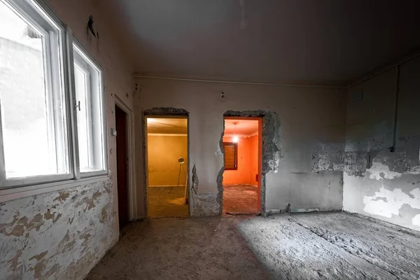 Photo d'une grande pièce endommagée dans un vieux bâtiment — Photo