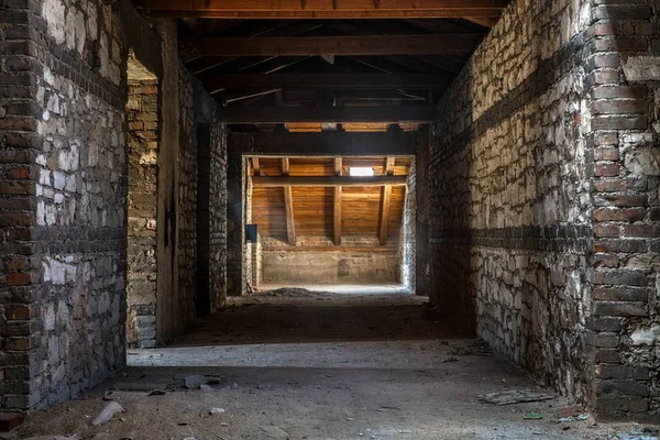 Intérieur du grenier effrayant dans un bâtiment abandonné — Photo