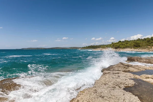 Costa rochosa do mar Adriático após tempestade — Fotografia de Stock