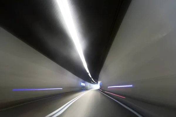 Künstlicher Straßentunnel als abstrakter verschwommener Hintergrund — Stockfoto