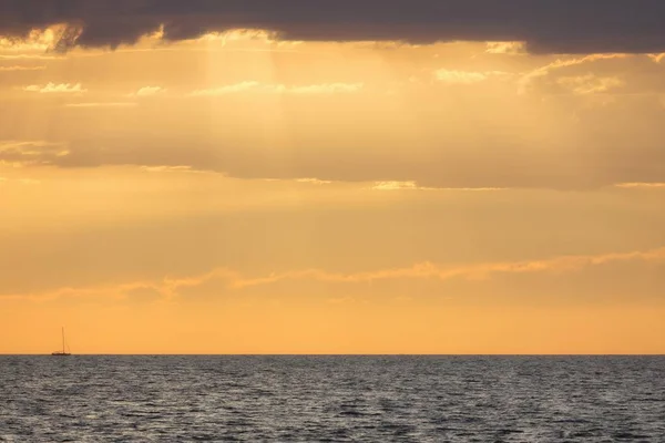 Beau coucher de soleil à la mer — Photo