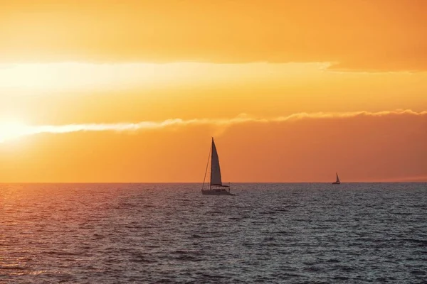 Schöner Sonnenuntergang am Meer mit Segelboot — Stockfoto