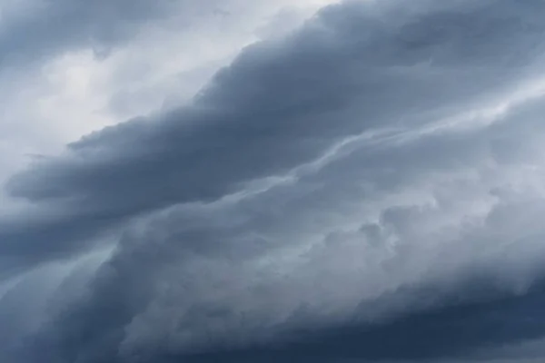 Stormclouds zebranie na niebie — Zdjęcie stockowe