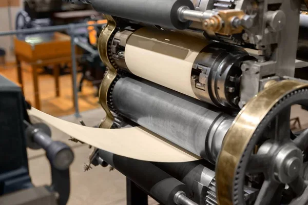 Старий прес поліграфічної машина крупним планом — стокове фото