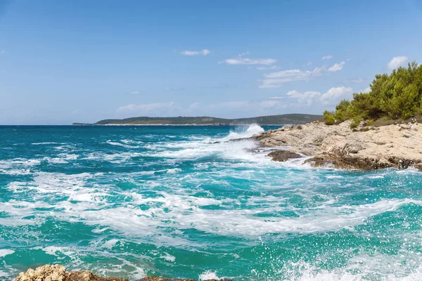 Skaliste wybrzeże Morza Adriatyckiego po burzy — Zdjęcie stockowe