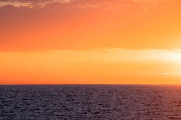 Beau coucher de soleil à la mer — Photo