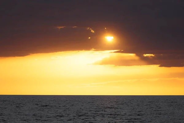 Schöner Sonnenuntergang am Meer — Stockfoto