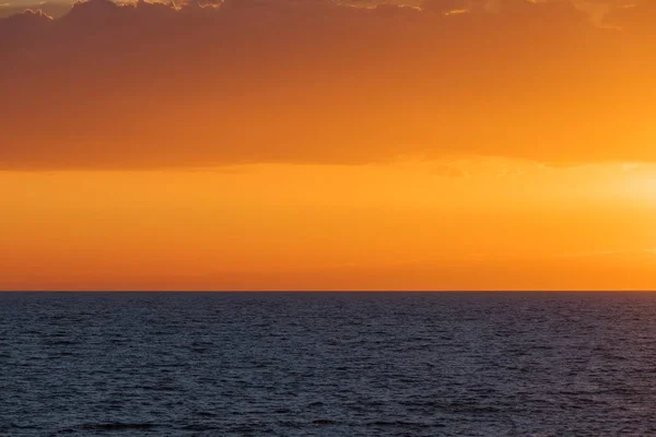 Prachtige zonsondergang aan zee — Stockfoto