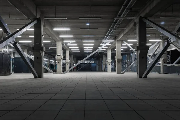 Donkere industriële interieur bij underground — Stockfoto