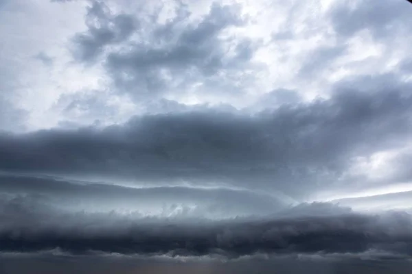 Stormclouds zebranie na niebie — Zdjęcie stockowe