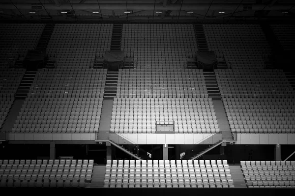 Білі сидіння на великому стадіоні — стокове фото